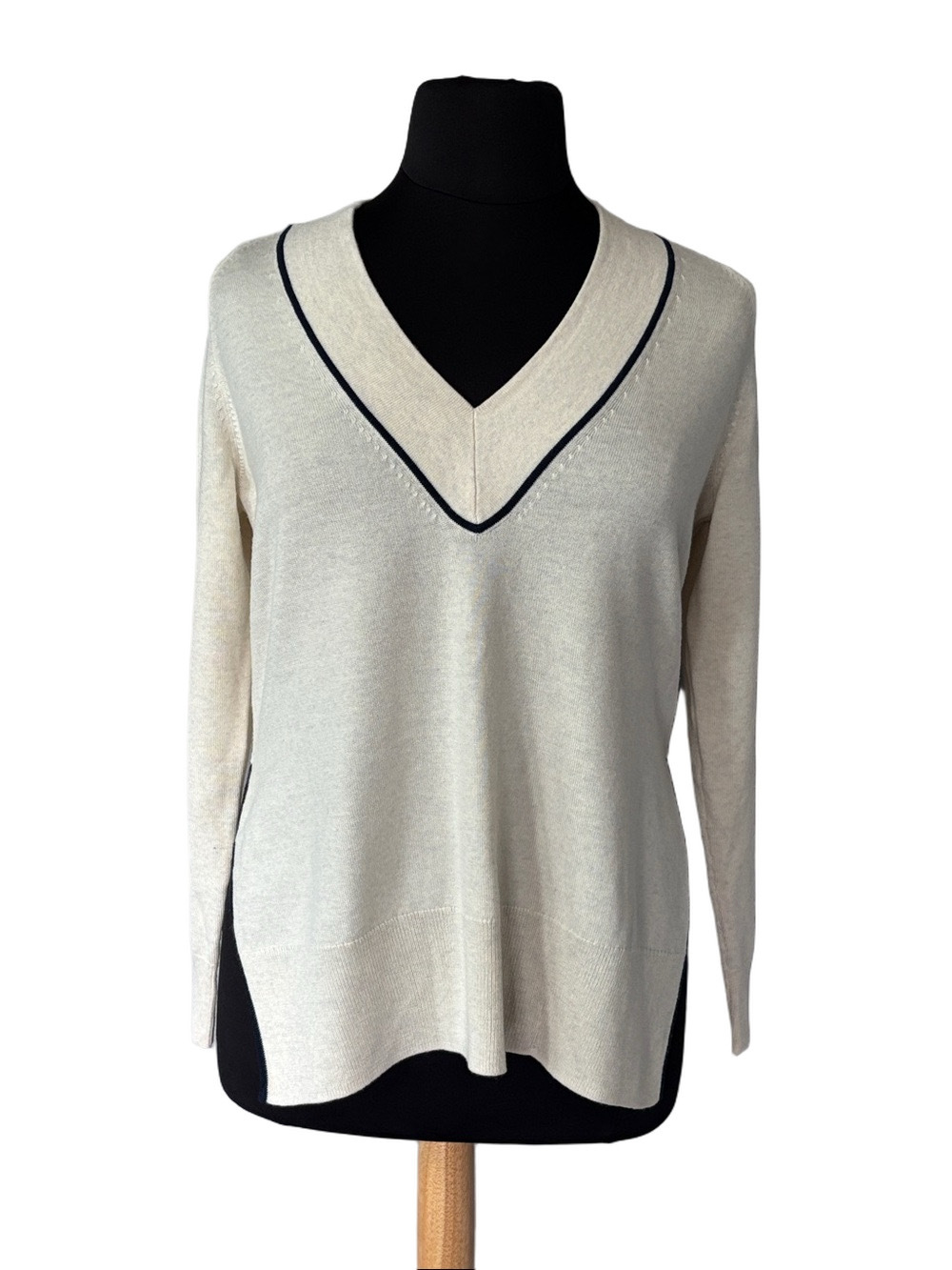 AYR Merino Wool Lightweight V-Neck Sweater Quiet Luxury Minimalist Fine Knit L